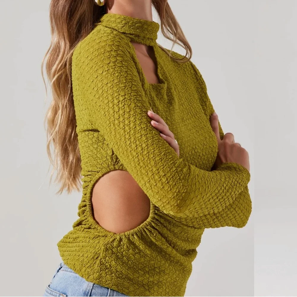 Astr The Label TEXTURED CUTOUT LONG SLEEVE TOP - Picture 1 of 6